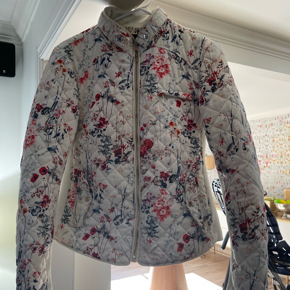 Zara cream floral jacket, never worn in my opinion this will fit a size 6.